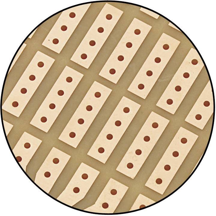 Een set gebruikte pleisters in een cirkelvormig patroon. Elke pleister heeft drie rode stippen en staat op een beige achtergrond.