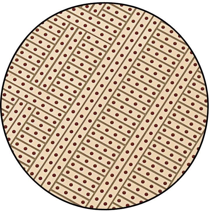 Een rond pleister met gaatjesachtige patronen en diagonale lijnen op een beige oppervlak.