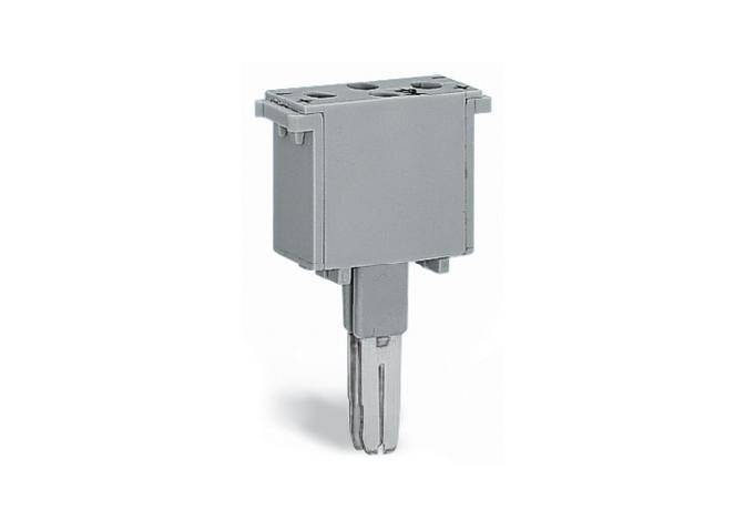 Een grijze, rechthoekige elektrische stekker met twee metalen klemmen voor elektronische aansluiting.