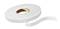 Een rol dubbelzijdig plakband, wit, afgerold met een loshangende strook. Merklogo binnenin de rol zichtbaar.