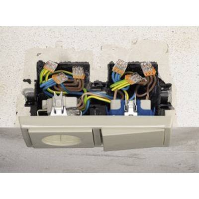 Open stopcontact met zichtbare, gekleurde kabels en aansluitingen aan de muur.