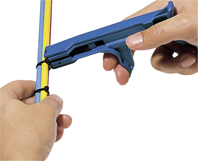Een persoon bevestigt plastic kabelbinders met een blauwe tang rond meerdere kleurrijke stangen om ze bij elkaar te houden.