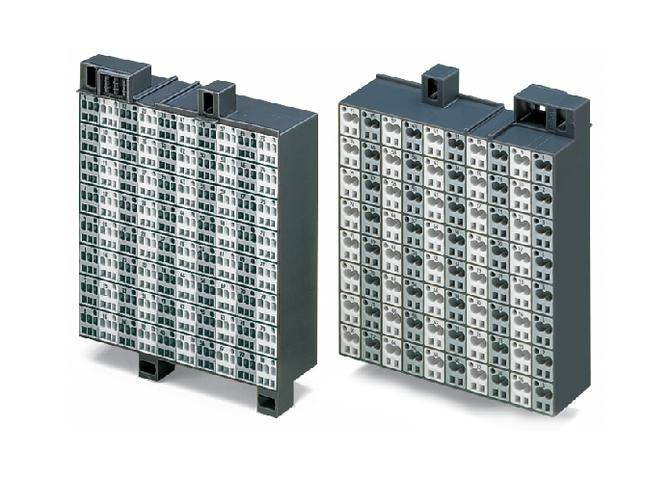 Twee meerlaagse grijze klemmodulen met talrijke aansluitplaatsen voor elektrische bedrading, verticaal naast elkaar geplaatst.