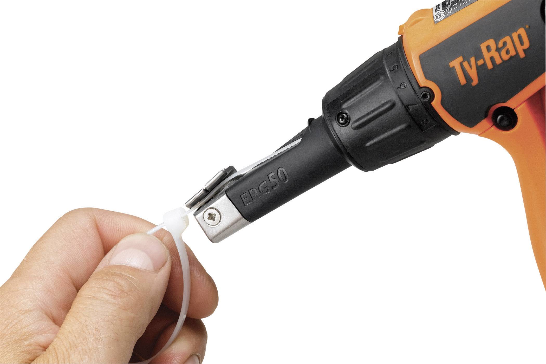 Zwart, oranje gereedschap spant en knipt een wit uiteinde van een kabelbinder dat door een hand wordt vastgehouden.