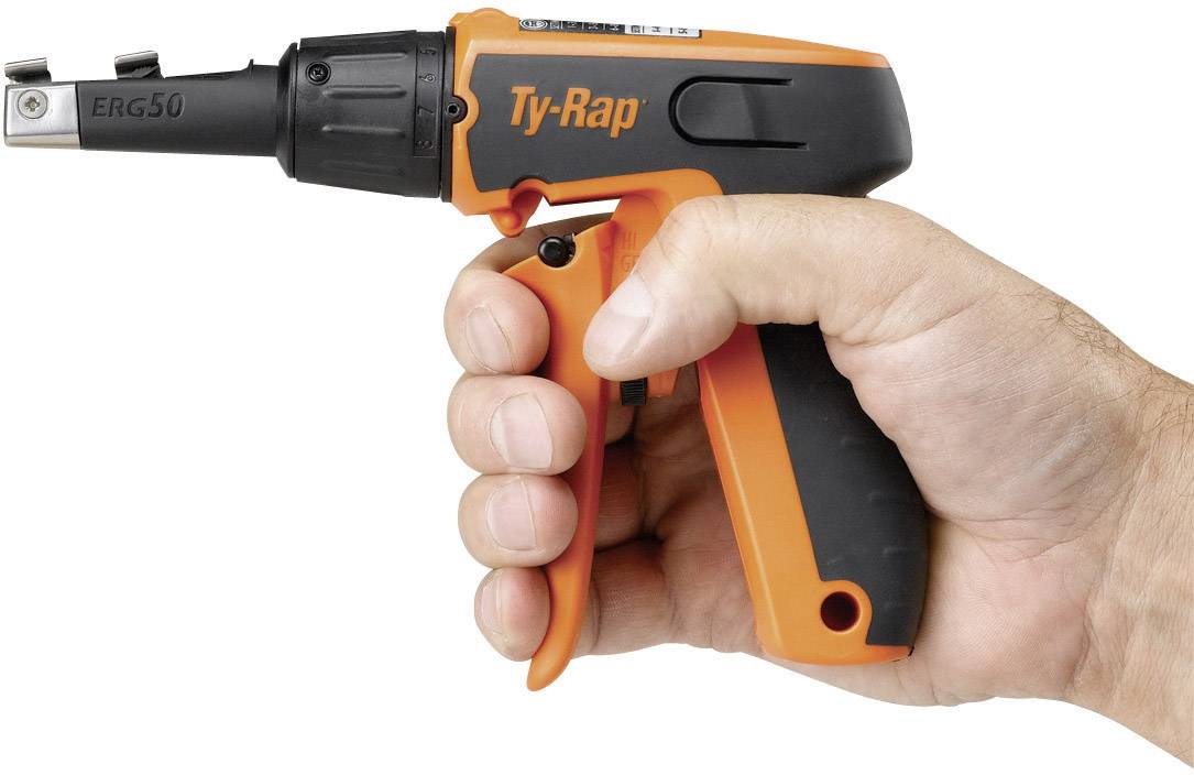 Een hand houdt een oranje-zwart gereedschap vast met de opdruk 'Ty-Rap', dat wordt gebruikt voor het bevestigen van kabelbinders.