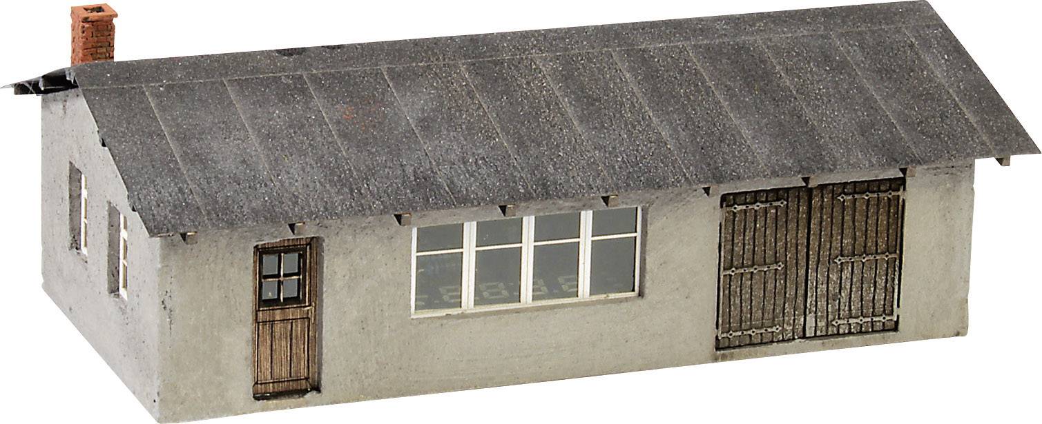 Grijs modelhuis met een schuin dak, rode schoorsteen, kleine houten deur en vijf ramen. Bevat een grote poort aan de rechterkant.