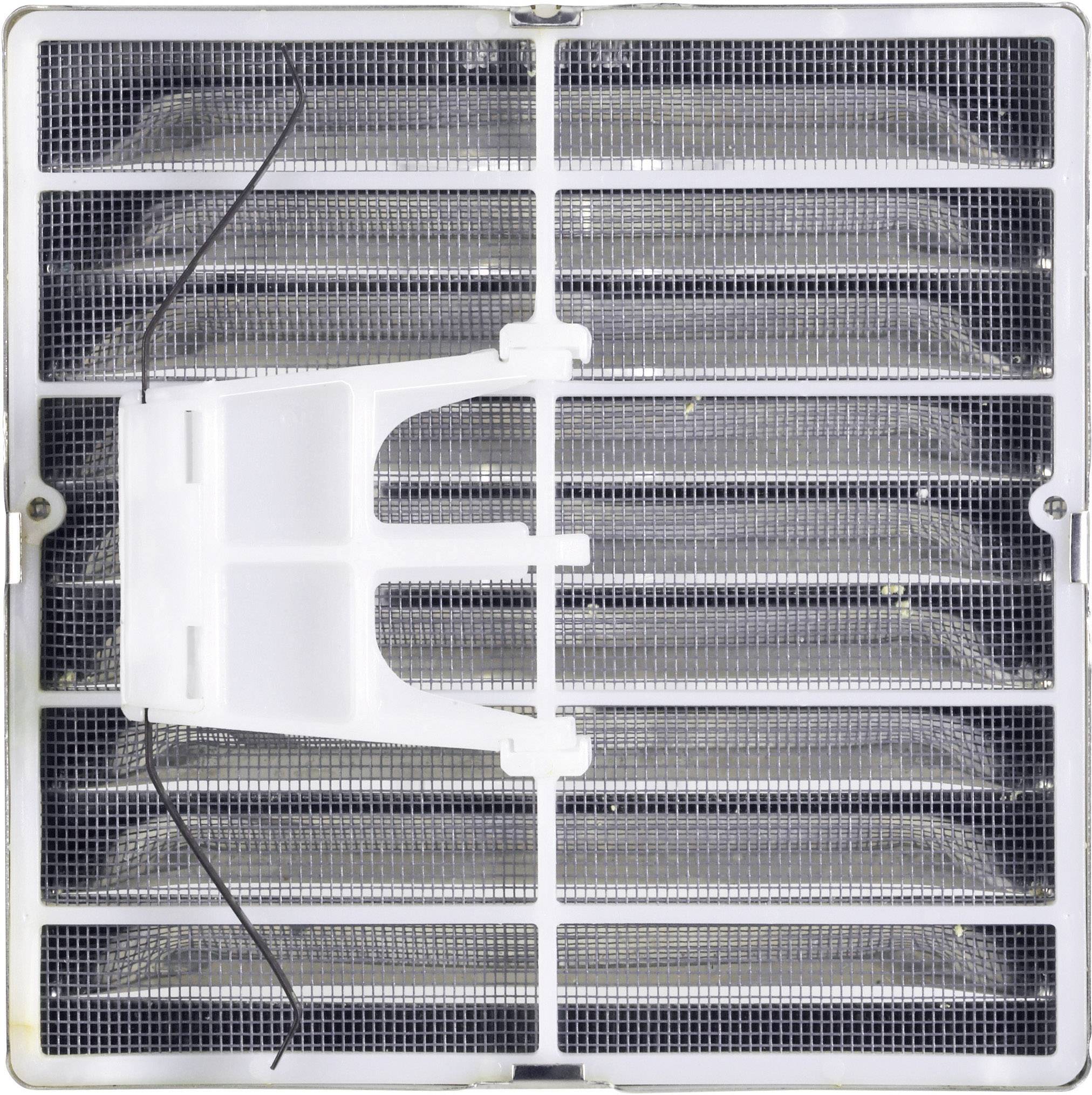 Een witte, vierkante ventilatieschacht met roosters en zichtbare vuile plekken op het oppervlak, vertoont lichte slijtagesporen.