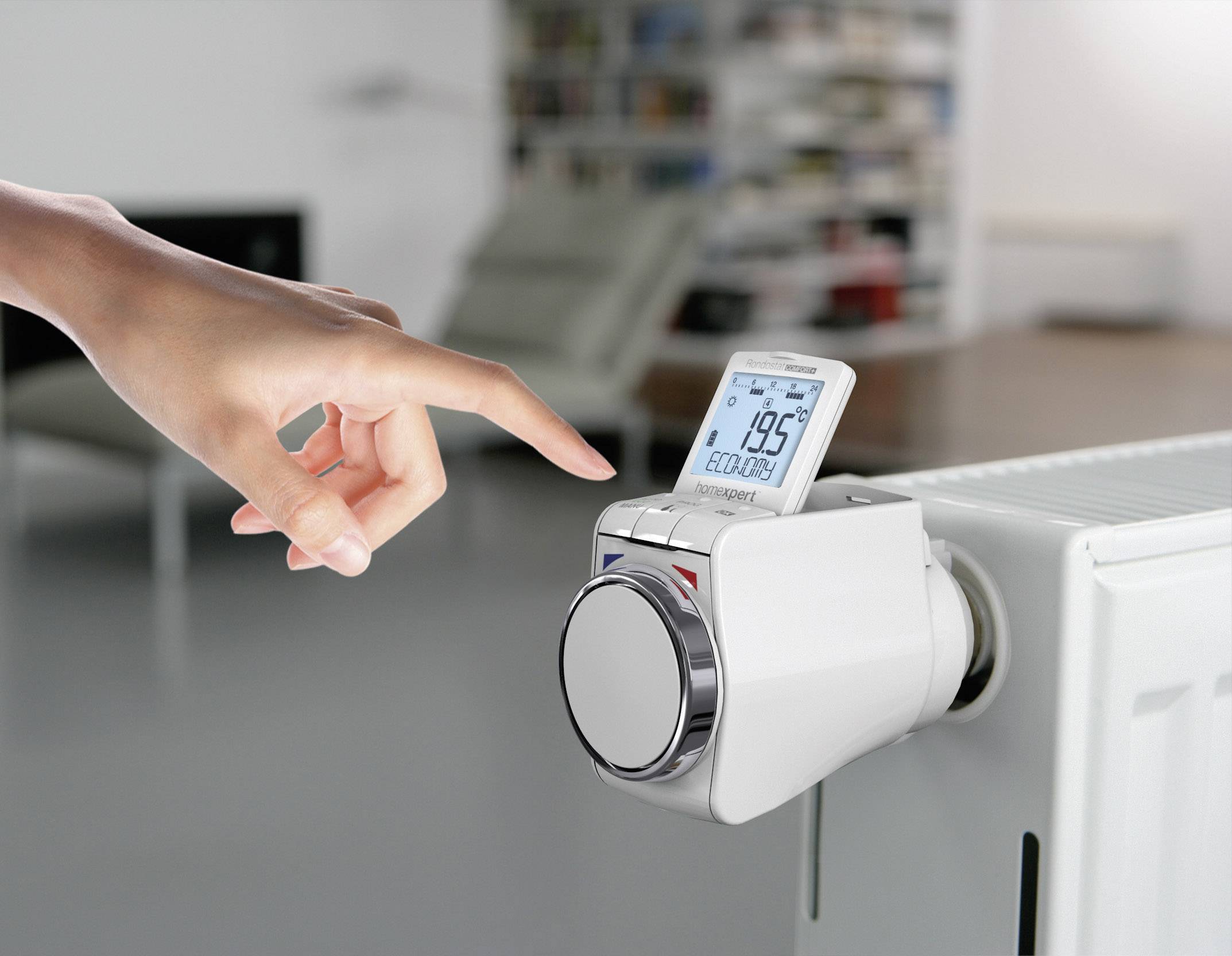 Een hand stelt een digitale thermostaat bij op een radiator in een moderne ruimte. Het display toont '19,5 graden'.