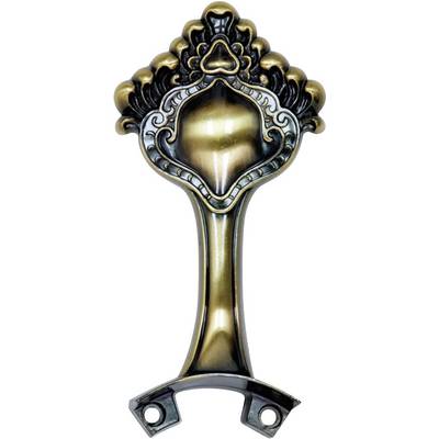 Een kunstig versierde flesopener van metaal met een antiek ontwerp, geschikt als decoratief element of gebruiksvoorwerp.