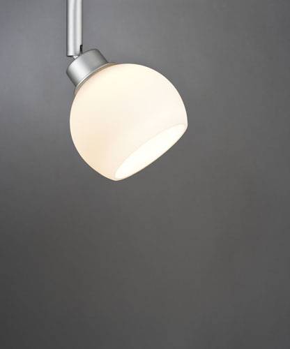Een enkele hanglamp met een ronde, matte witte kap, tegen een grijze achtergrond.