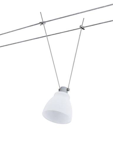 Een witte lampenkap hangt aan een metalen kabel die diagonaal van rechtsboven naar linksonder loopt.