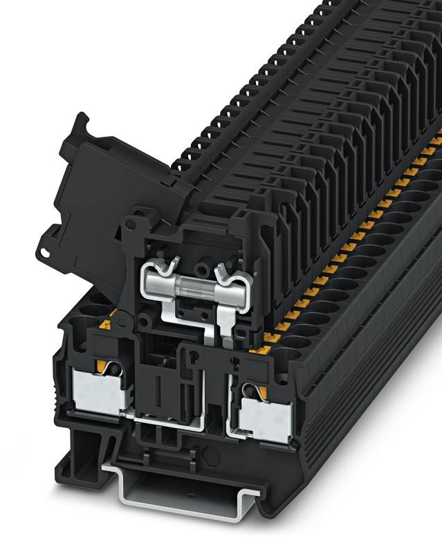 Aanzicht van een complexe elektronische connector met open contacten, behuizing in het zwart en oranje accenten. Geschikt voor industriële toepassingen.