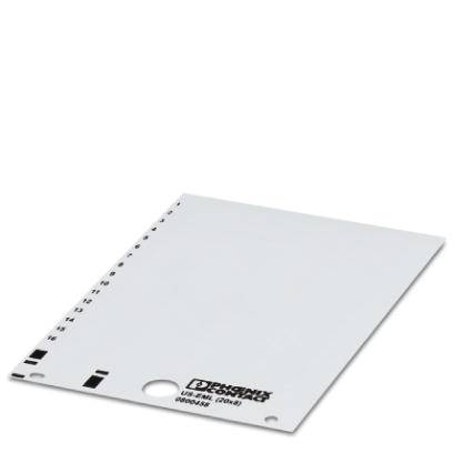 Witte, rechthoekige kunststof plaat met opgedrukte tekst 'U 418 S E6 DM/2 F5'. De plaat heeft een rij kleine gaten aan een rand.