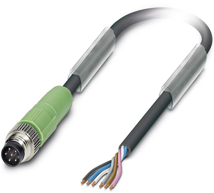 Een stekker met een groen behuizing en metalen aansluiting verbindt meerdere gekleurde draden die open liggen, met een zwarte kabel.