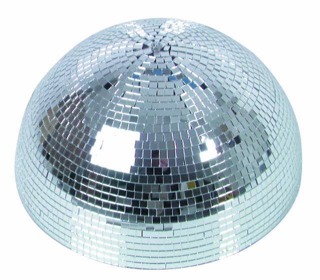 Een halfronde discobal met spiegelende tegels weerkaatst licht en creëert een fonkelend patroon.