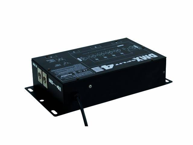 Zwarte DMX-controller met meerdere aansluitingen en opschriften op de bovenkant, voor het bedienen van verlichtingsapparatuur.