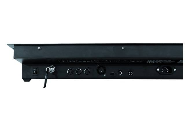 De achterkant van een elektronisch apparaat met aansluitingen, waaronder netvoeding, audio-aansluitingen en een seriële interface.