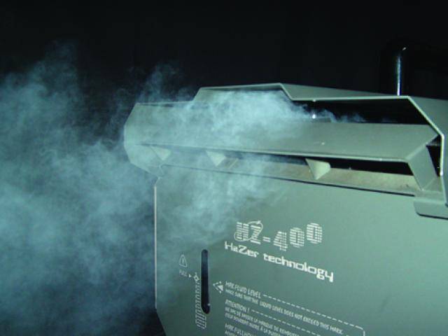 Een technisch apparaat met rookafvoer. Aan de zijkant staat 'Hz-400 haze technology'.
