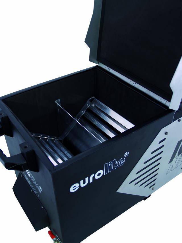 Open rookmachine van Eurolite met metalen behuizing.