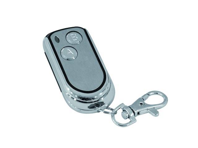 Zilveren, rechthoekige sleutelhanger met drukknopjes A en B, geïntegreerde haak en een rond zwart punt linksboven.