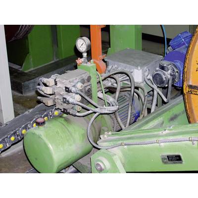 Industriële installatie met groene hydraulische pomp, meerdere slangen en manometer.