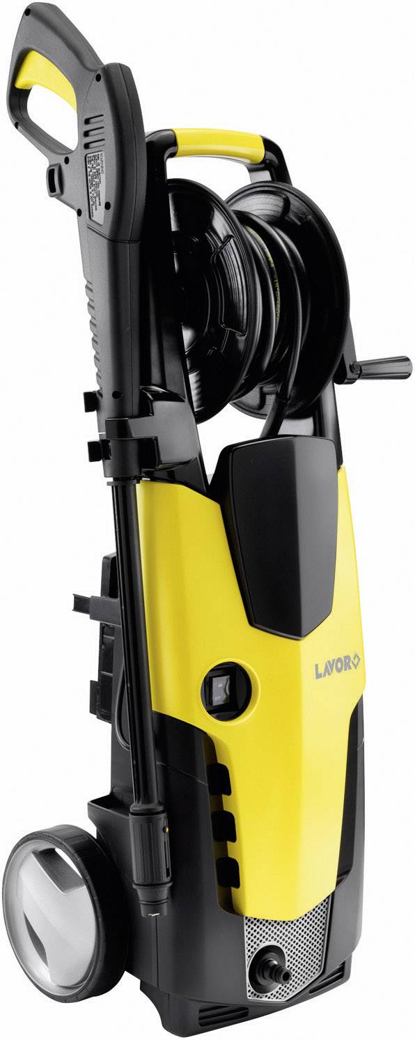 Gele en zwarte hogedrukreiniger met wielen en handgreep. Apparaat klaar voor schoonmaakwerkzaamheden met slang en accessoirehouder.