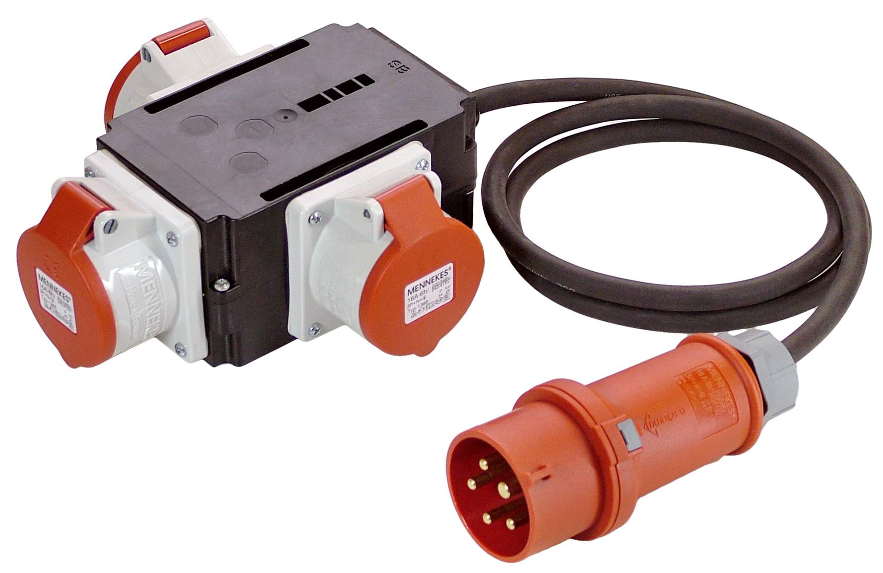 'Industriële kabelconnector: Multi-adapter met vier rode aansluitingen en een grote stekker, geschikt voor zware elektrische apparatuur.'