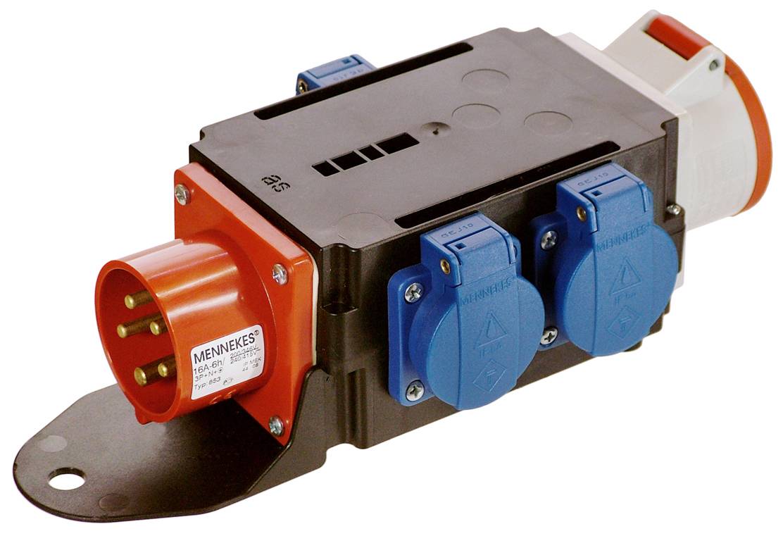 Industriële stopcontact: Vijfpolige stekker links, drie blauwe aansluitingen rechts, montagespoor onderaan. Geschikt voor zware belastingen.