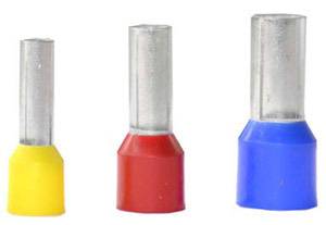 Drie geïsoleerde adereindhulzen in verschillende maten en kleuren: geel, rood en blauw. Ze worden gebruikt voor een veilige aansluiting van draden.