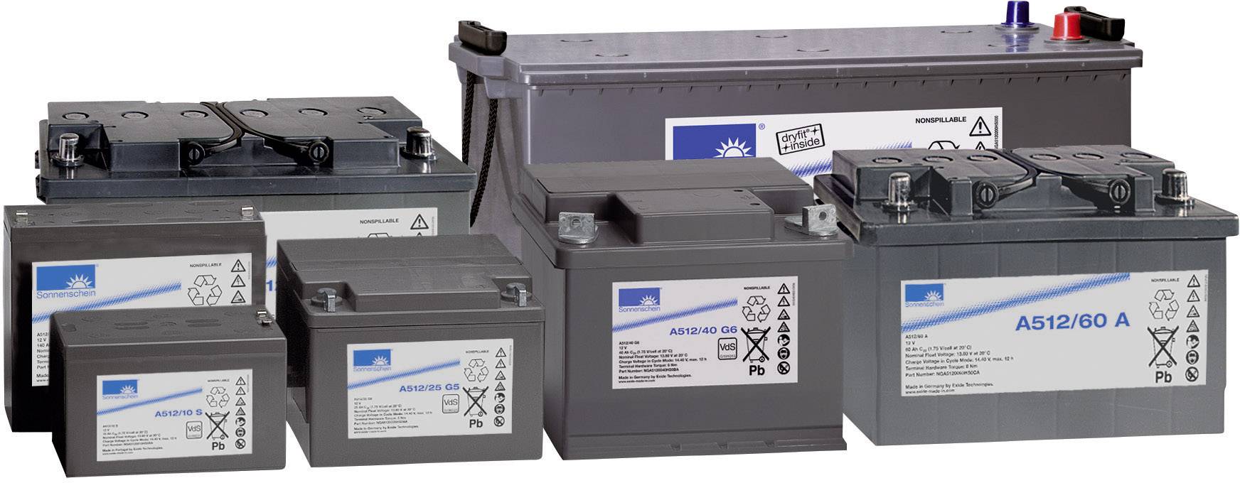 Verschillende formaten van grijze batterijen met blauwe etiketten en recycling-symbolen, gerangschikt in twee rijen, tegen een witte achtergrond.