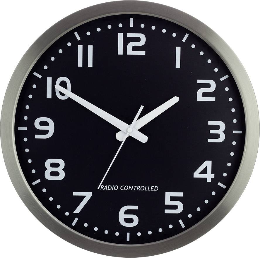 Analoge wandklok met zwarte wijzerplaat, witte cijfers en witte wijzers, toont 10:08 uur. Tekst 'RADIOGESTUURD'.