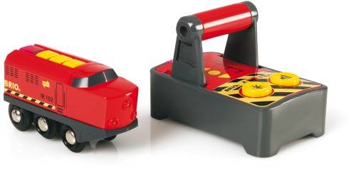 'Rode speelgoedlocomotief en afstandsbediening met gele knoppen, beide van kunststof. De locomotief heeft vier wielen.'