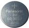 Zilveren knoopcel met de tekst 'Panasonic 3V BR 3032 JAPAN' en een plusteken.