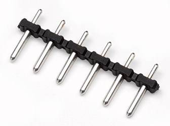 Een zespolige connector met metalen pinnen en een zwarte kunststof behuizing, op een witte achtergrond.