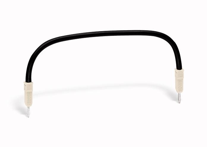 Zwart kabel met twee witte stekkerverbindingen aan de uiteinden, gebogen in een boog.