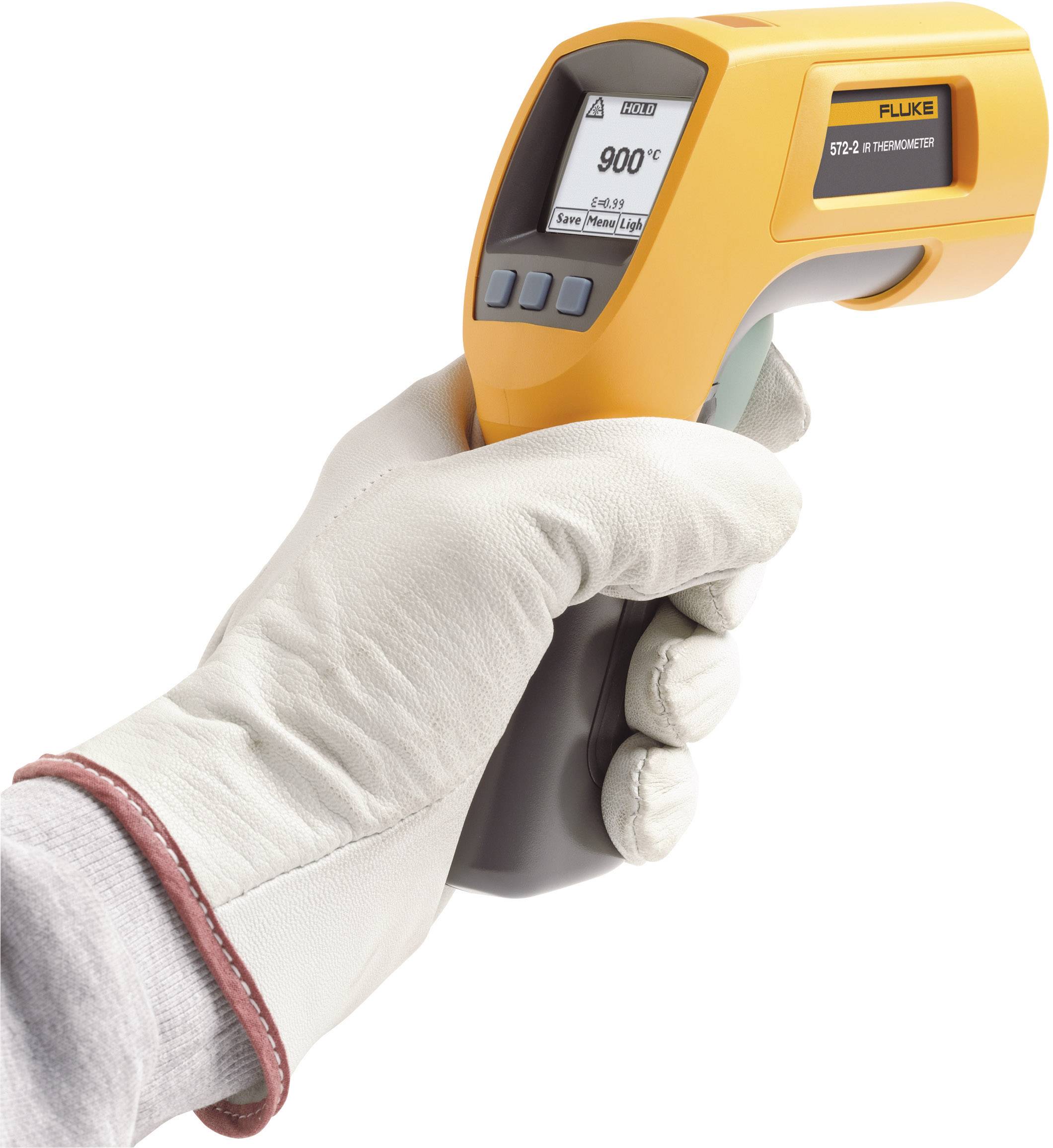 Een gehandschoende hand houdt een infrarood-thermometer vast met een displayweergave van 900 graden Celsius.