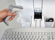 Hand houdt barcodescanner vast boven toetsenbord voor scanapparaat.
