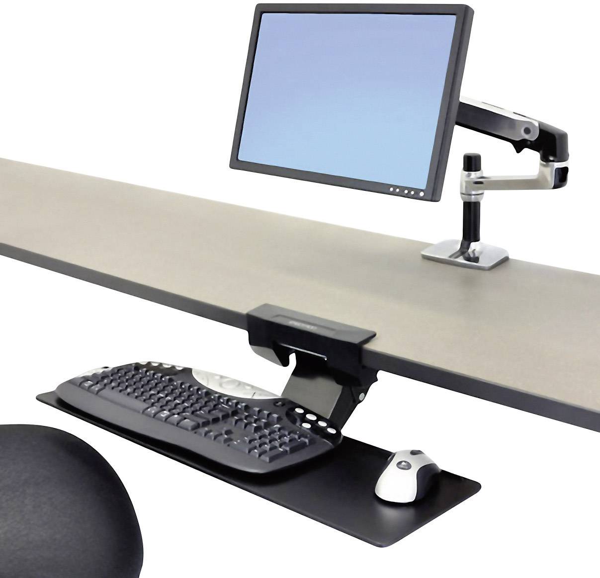 Een bureau met monitorarm, monitor, toetsenbord en muis; ergonomische werkplek-oplossing voor comfortabel computerwerk.