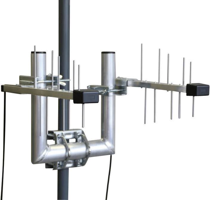 Antenne met meerdere metalen staven, gemonteerd op een mast. Hij is ontworpen voor het ontvangen van radiosignalen.