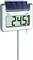 Digitale thermometer met zonnepaneel toont 24,5 graden Celsius aan.