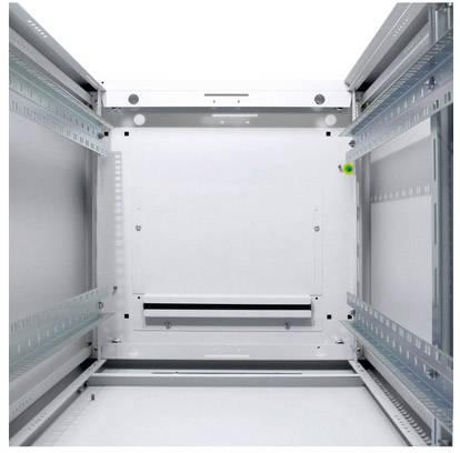Bovenaanzicht van een leeg serverrek, omgeven door metalen frames en rails.