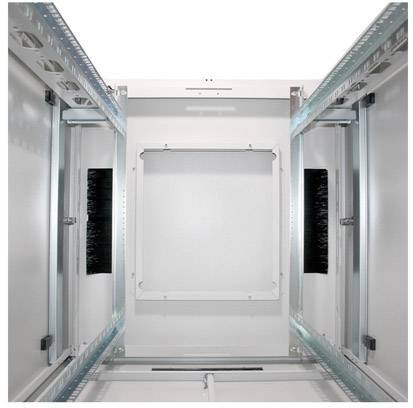 Het beeld toont het binnenste van een lege metalen kast die bestemd is voor technische apparatuur. Er zijn geen zichtbare componenten of kabels.