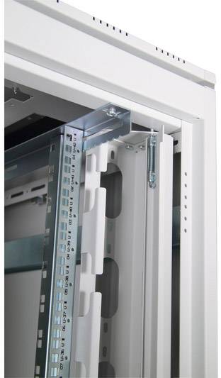 Een witte metalen kast met een geopende zijaanzicht, toont rails en bevestigingen voor de montage van elektronische apparaten.