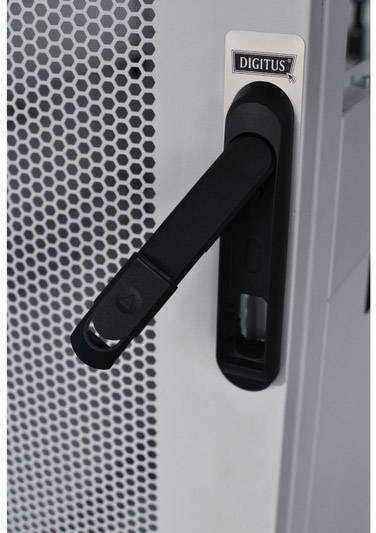 Zwarte greep aan een geperforeerde grijze deur, opschrift 'Digitus' bovenaan.