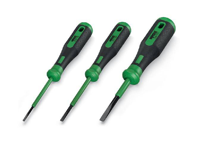 Drie schroevendraaiers in verschillende formaten, allemaal zwart en groen, naast elkaar liggend.