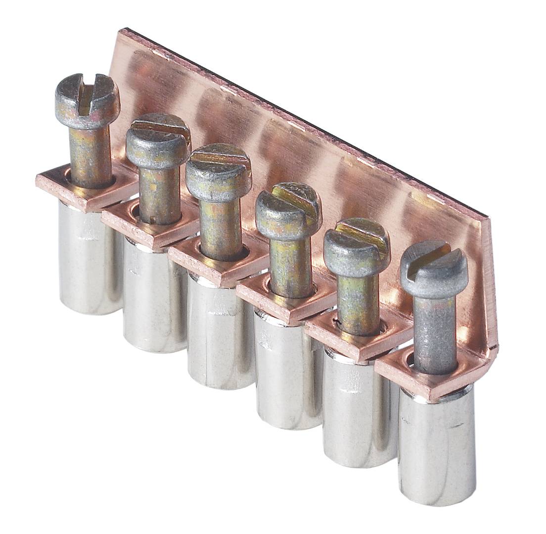 Metalen contactrail met zes koperen schroefklemmen. Deze wordt gebruikt voor het verbinden van elektrische schakelingen.
