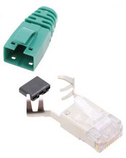 Een groene stekker en een transparante connector met metalen clip, naast elkaar liggend.