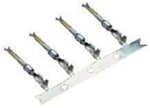 Vier metalen staven gerangschikt op een platte strip met gaten, vermoedelijk onderdeel van een bevestigingssysteem of houder.