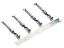 Een metalen strip met vijf verticaal geplaatste schroeven, gelijkmatig verdeeld langs de strip.