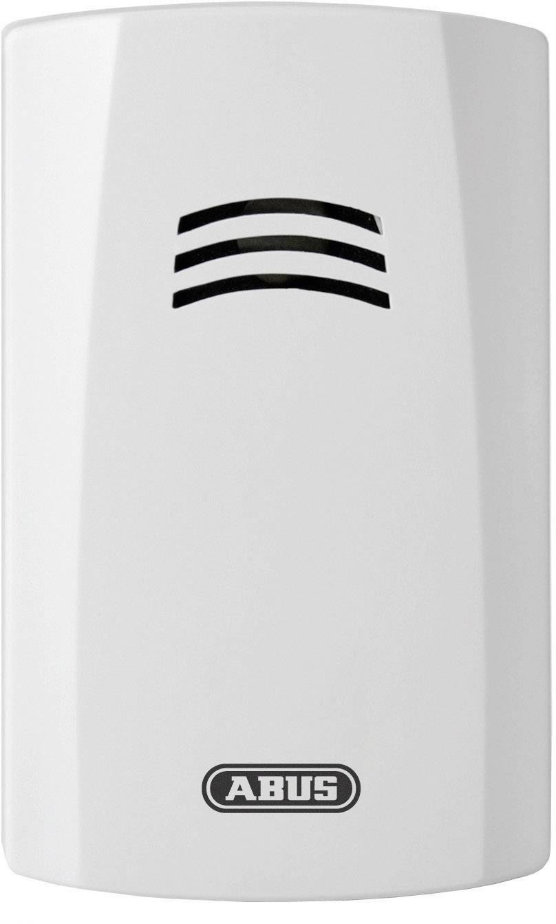 Een witte bewegingsmelder met zwarte ventilatiesleuven en het logo van een fabrikant op de voorkant.